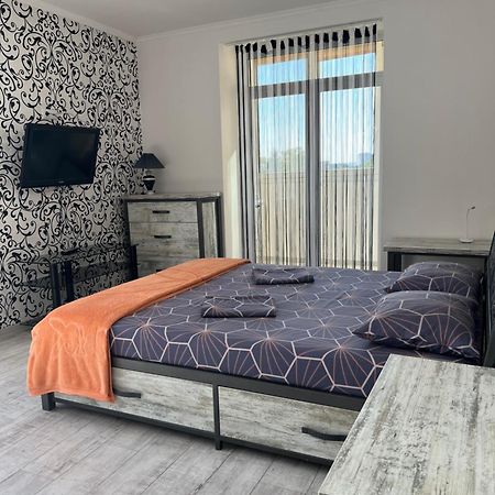 Home In Center With Jacuzzi Ivano-Frankivsk Exterior foto