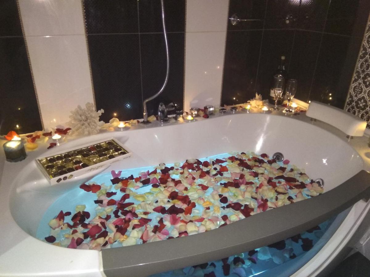 Home In Center With Jacuzzi Ivano-Frankivsk Exterior foto