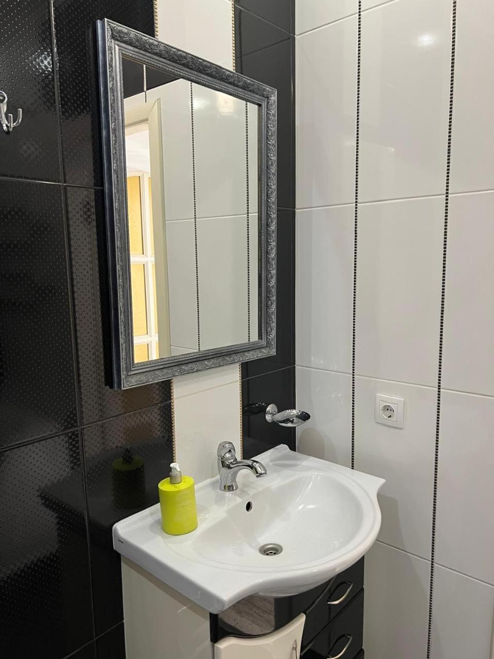 Home In Center With Jacuzzi Ivano-Frankivsk Exterior foto
